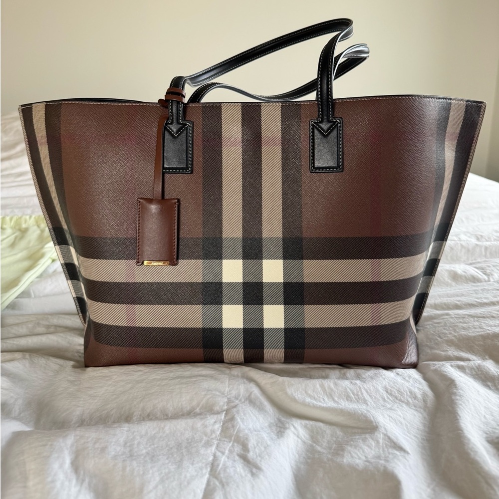 Burberry medium tote bag in dark birch brown